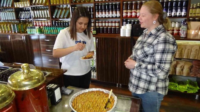 Bayrama özel zeytinli baklava