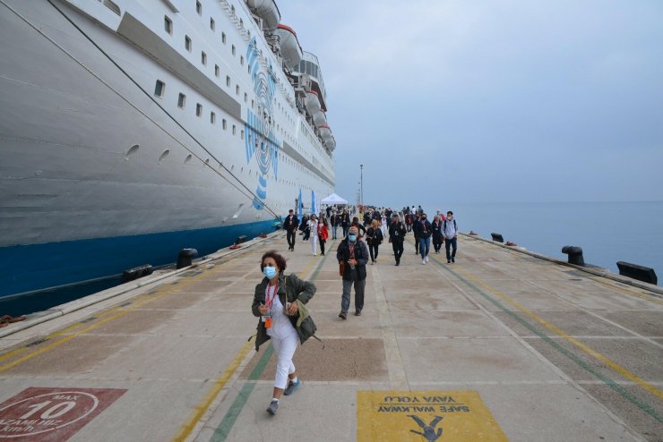 Bayramın ilk 2 günü Kuşadası'na denizden 4 bin 709 turist geldi