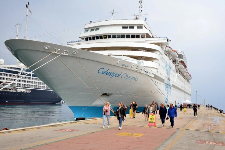 Bayramın ilk 2 günü Kuşadası'na denizden 4 bin 709 turist geldi