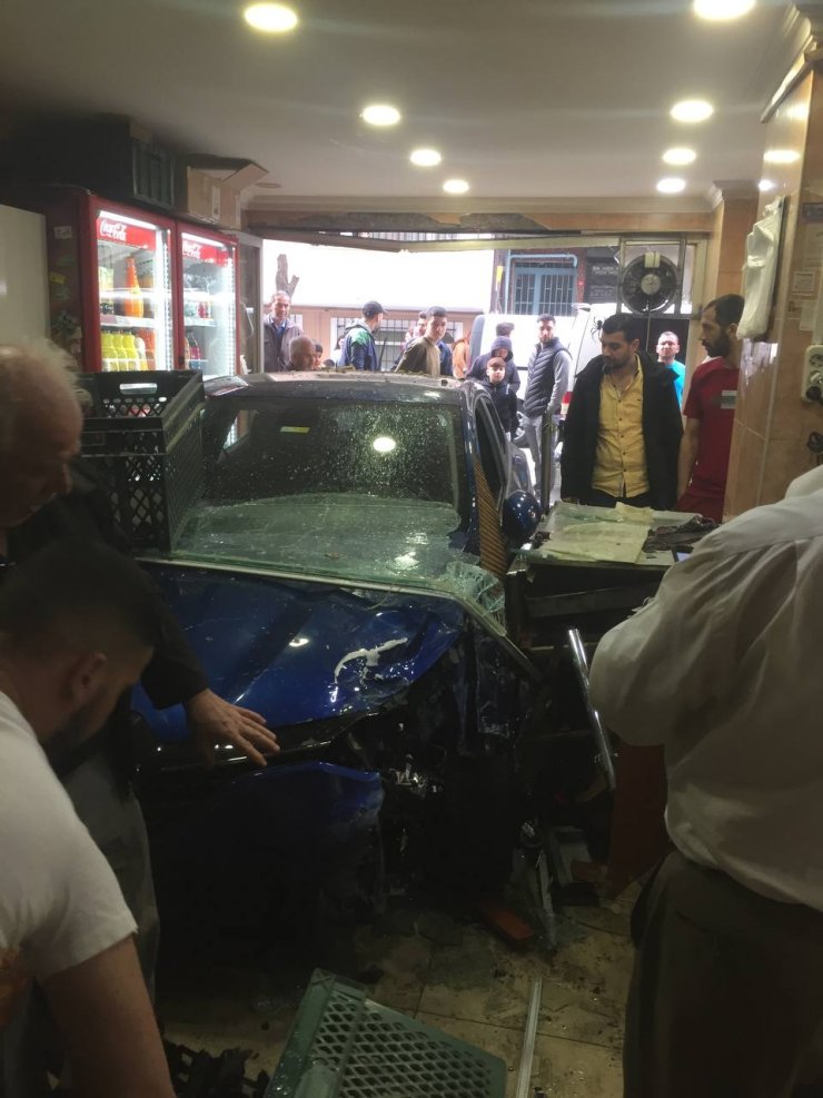 Camdan sarkarak sosyal medyada yayın yaparken fırına girdi