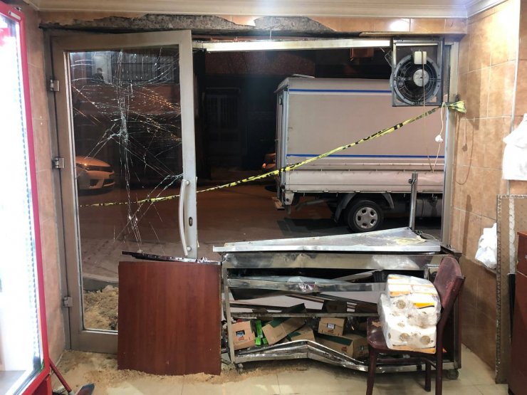 Camdan sarkarak sosyal medyada yayın yaparken fırına girdi