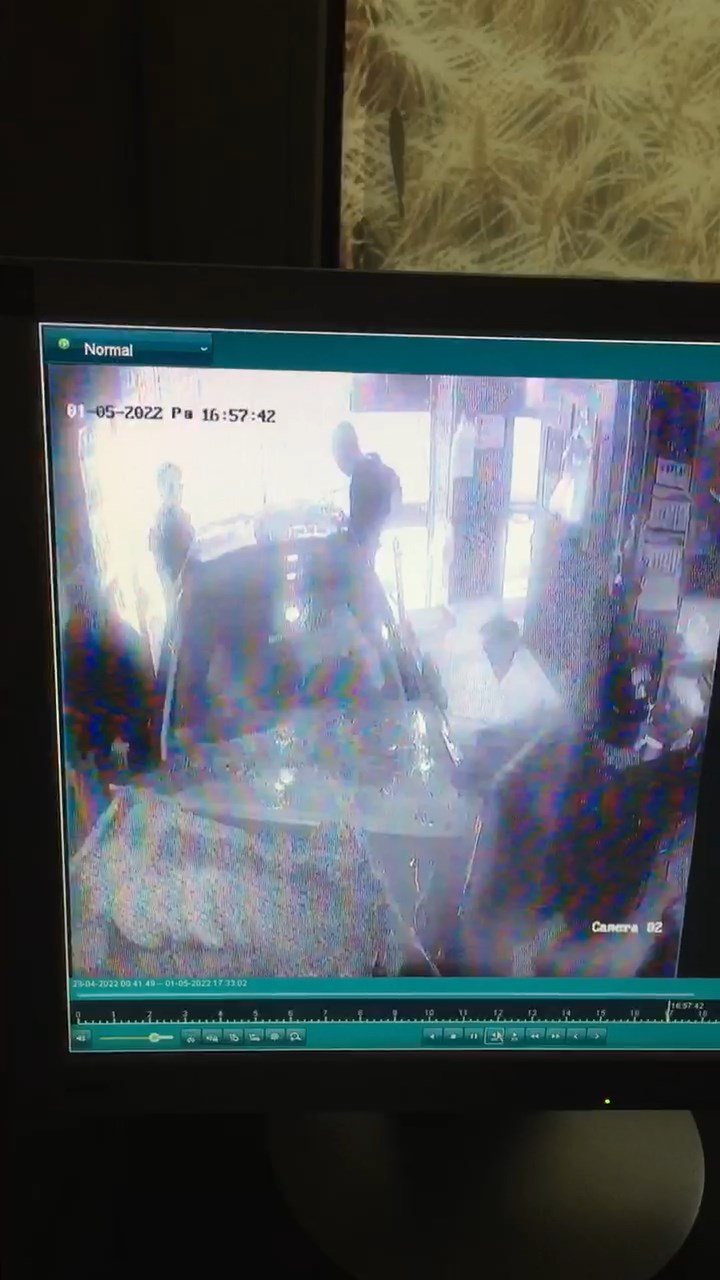 Camdan sarkarak sosyal medyada yayın yaparken fırına girdi