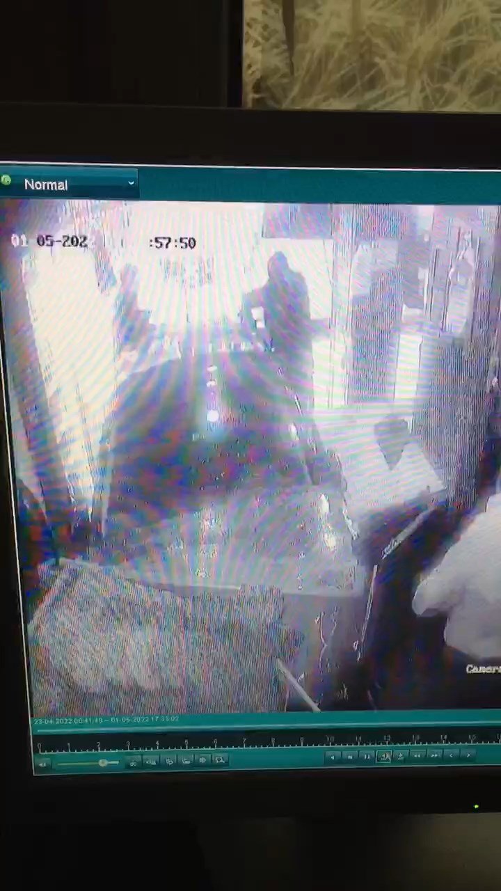 Camdan sarkarak sosyal medyada yayın yaparken fırına girdi