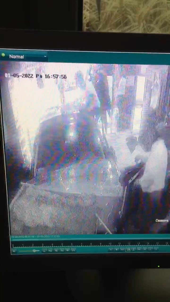 Camdan sarkarak sosyal medyada yayın yaparken fırına girdi