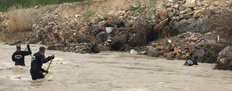 Ebe Büşra ile annesinin öldüğü kazada, kayıp baba aranıyor
