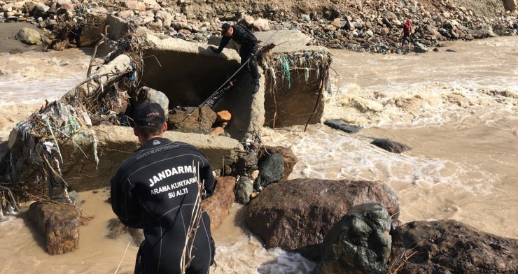 Ebe Büşra ile annesinin öldüğü kazada, kayıp baba aranıyor