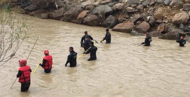Ebe Büşra ile annesinin öldüğü kazada, kayıp baba aranıyor