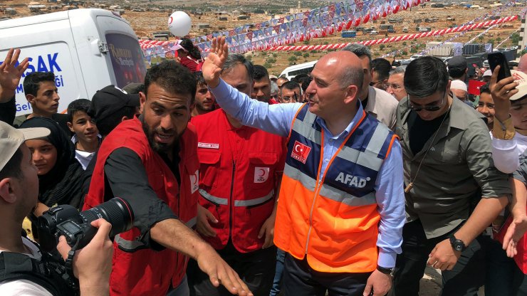 İdlib'de inşa edilen briket evlerin anahtar teslim töreni yapıldı