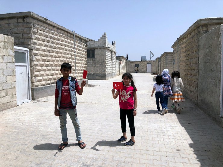 İdlib'de inşa edilen briket evlerin anahtar teslim töreni yapıldı