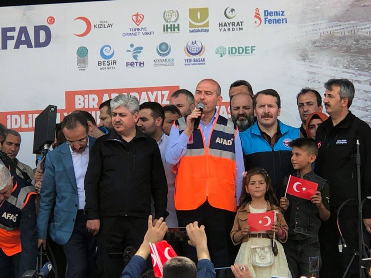 İdlib'de inşa edilen briket evlerin anahtar teslim töreni yapıldı