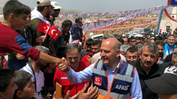 İdlib'de inşa edilen briket evlerin anahtar teslim töreni yapıldı