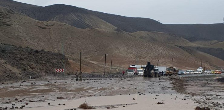 Iğdır-Tuzluca karayolu sel sularının getirdiği çamur ve balçıkla kapandı
