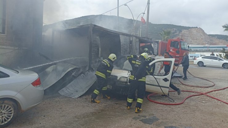 İşçilerin kaldığı konteyner ile park halindeki 2 araç yandı