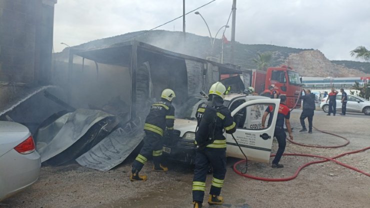 İşçilerin kaldığı konteyner ile park halindeki 2 araç yandı