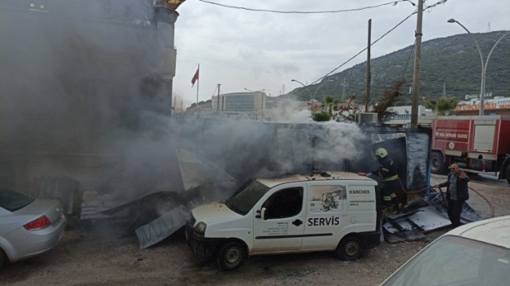 İşçilerin kaldığı konteyner ile park halindeki 2 araç yandı