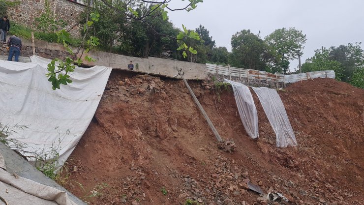 İstinat duvarı, elektrik direğiyle birlikte çöktü