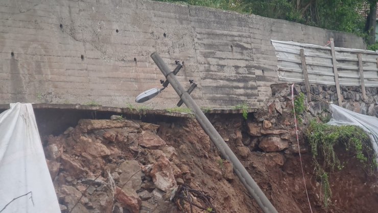 İstinat duvarı, elektrik direğiyle birlikte çöktü