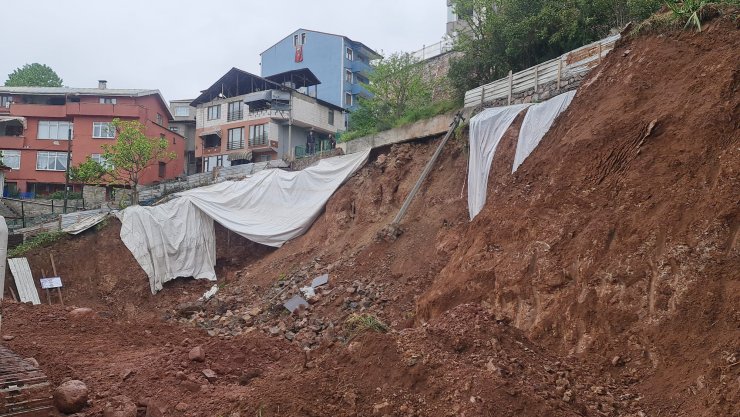 İstinat duvarı, elektrik direğiyle birlikte çöktü