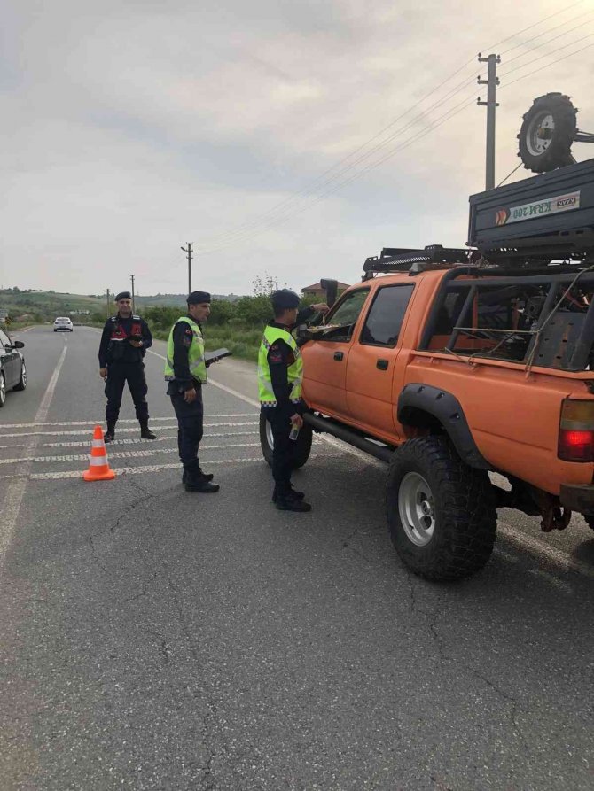 Jandarma hem denetledi hem de şeker ikram etti