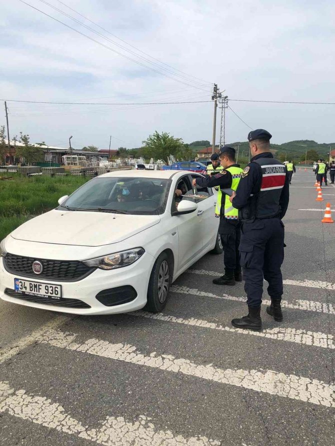 Jandarma hem denetledi hem de şeker ikram etti