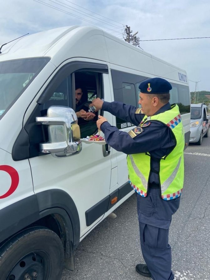Jandarma hem denetledi hem de şeker ikram etti