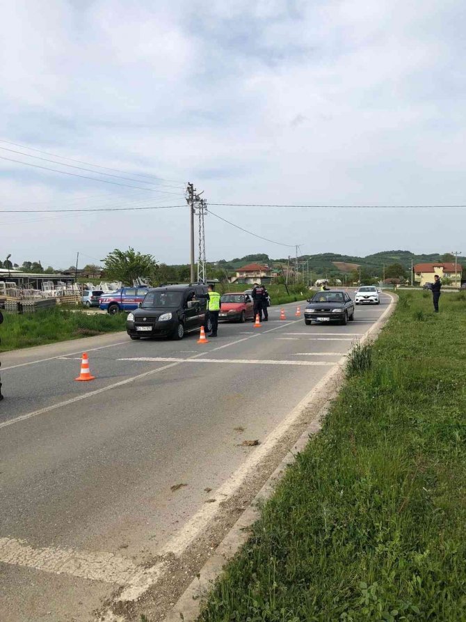 Jandarma hem denetledi hem de şeker ikram etti