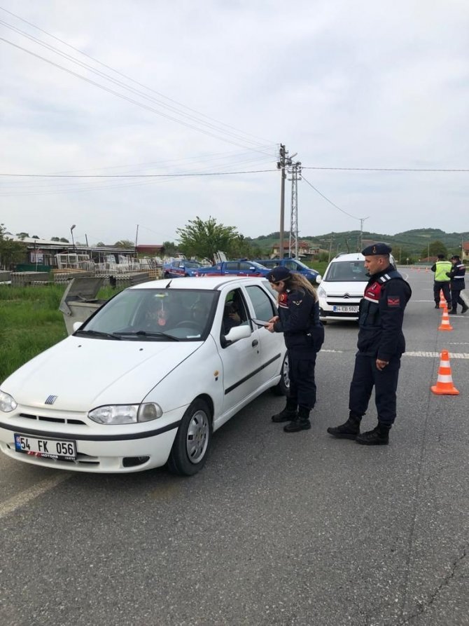 Jandarma hem denetledi hem de şeker ikram etti