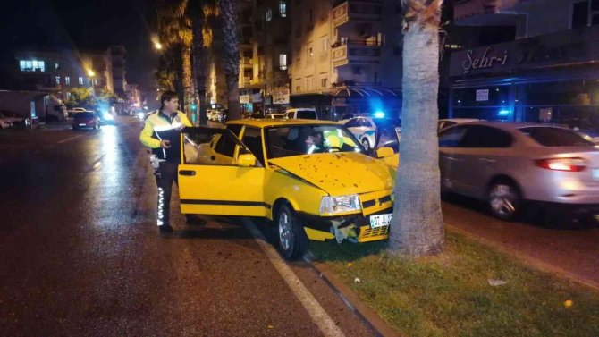 Kaza yapıp yaralanan gençler otomobili bırakıp kaçtı