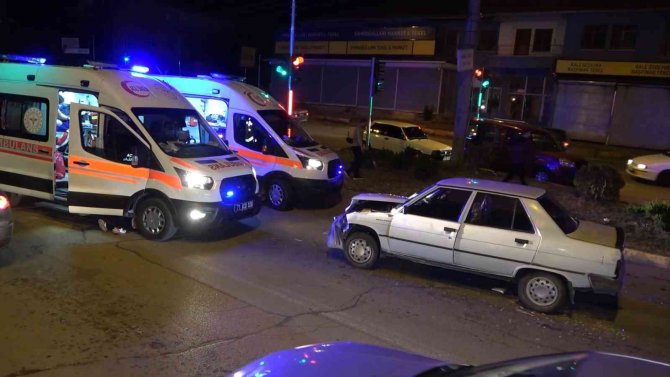 Kırmızı ışıktan geçen alkollü sürücü araçlara daldı