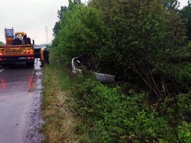 Kontrolden çıkan araç şarampole yuvarlandı