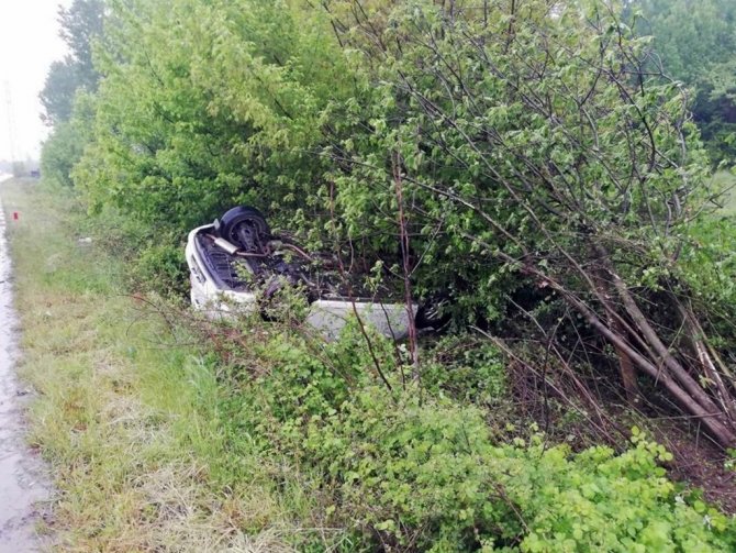 Kontrolden çıkan araç şarampole yuvarlandı