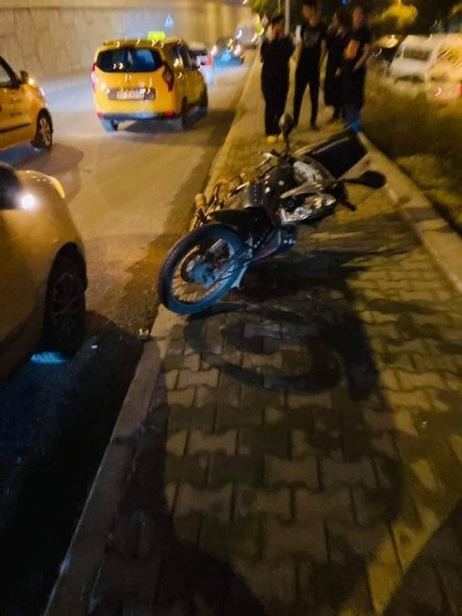 Motosiklet ile otomobil kafa kafaya çarpıştı: 2’si ağır 3 yaralı