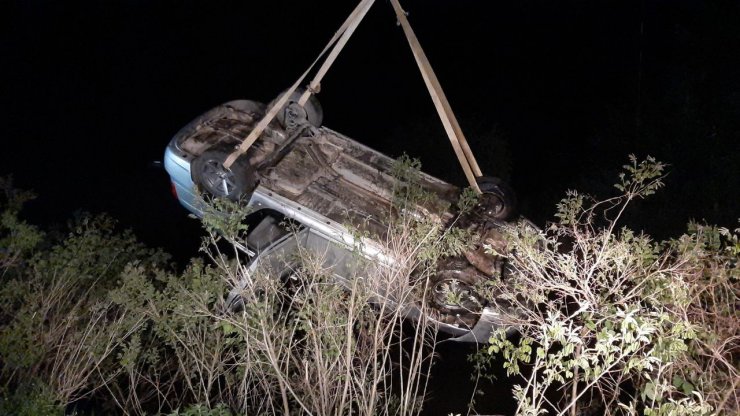 Nehre uçan otomobilde 3 yaralı