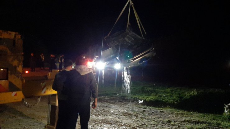 Nehre uçan otomobilde 3 yaralı