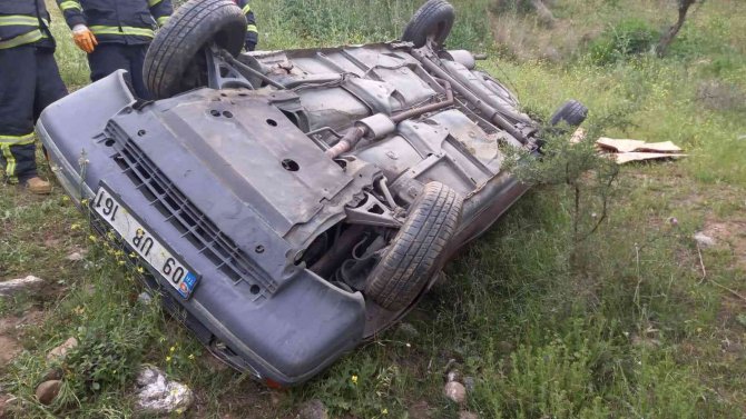Otomobil şarampole yuvarlandı