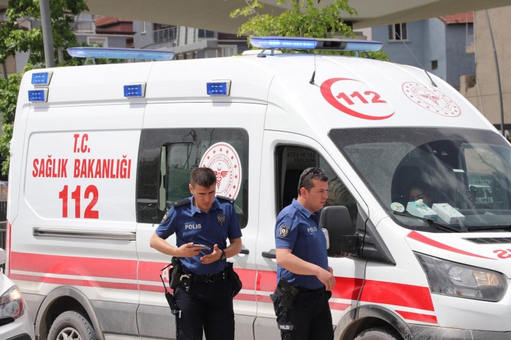 Otomobilin çarptığı polis memuru yaralandı