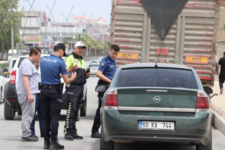 Otomobilin çarptığı polis memuru yaralandı