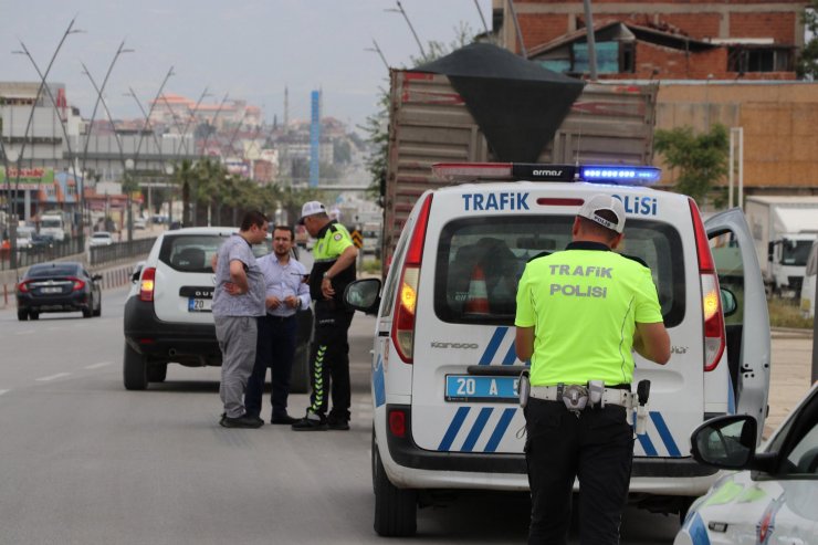 Otomobilin çarptığı polis memuru yaralandı