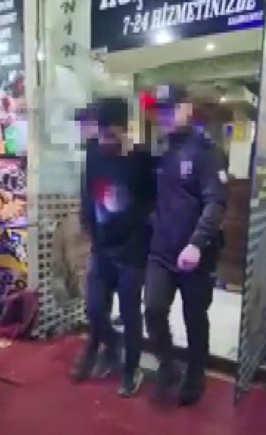 Park halindeki araçları taşla çizdi