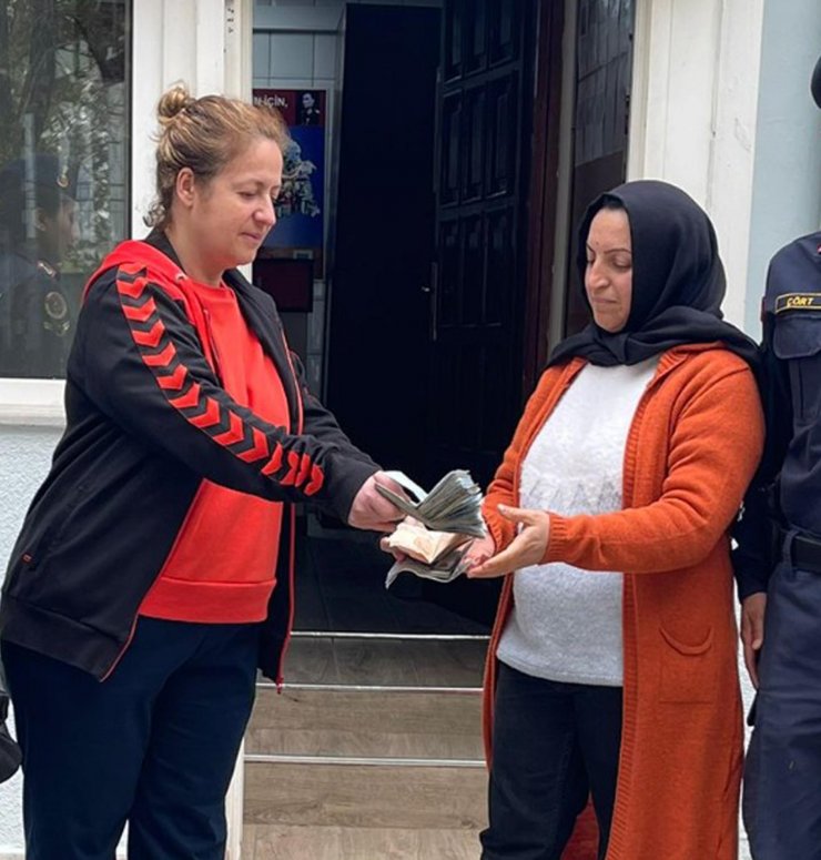 Plajda bulduğu para dolu çantayı sahibine teslim etti