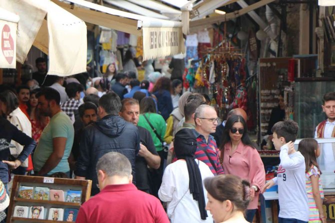 Safranbolu’da bayram kalabalığı esnafın yüzünü güldürdü