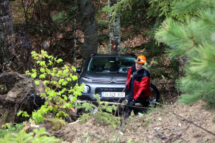 Şarampole yuvarlanan otomobildeki çifti, ekipler kurtardı