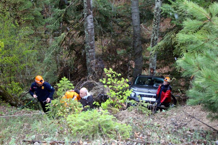 Şarampole yuvarlanan otomobildeki çifti, ekipler kurtardı