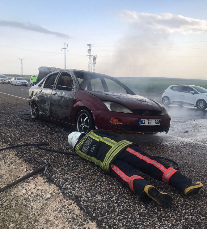 Seyir halindeki otomobil alev topuna döndü