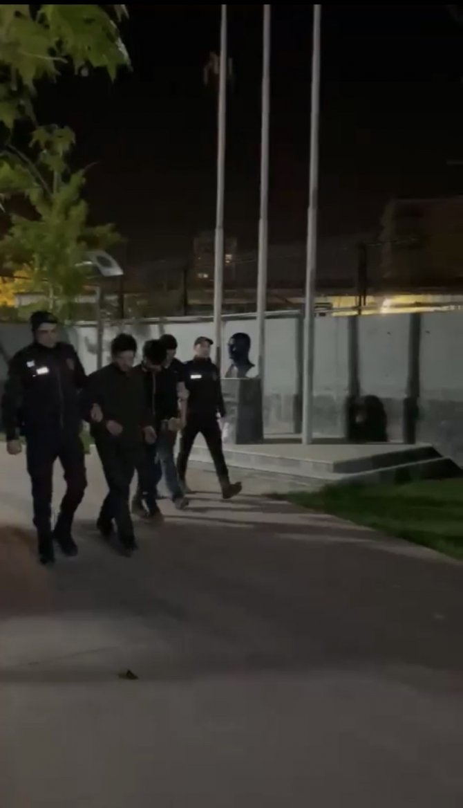 Soygun için tırmandıkları merdiveni de çaldılar