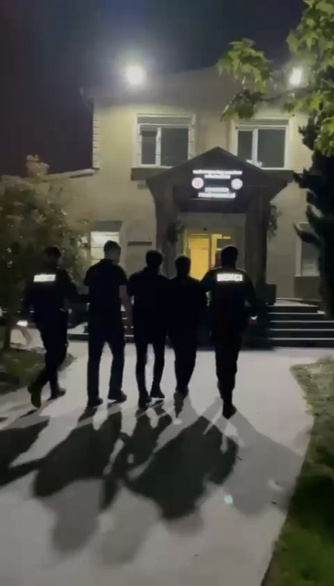 Soygun için tırmandıkları merdiveni de çaldılar