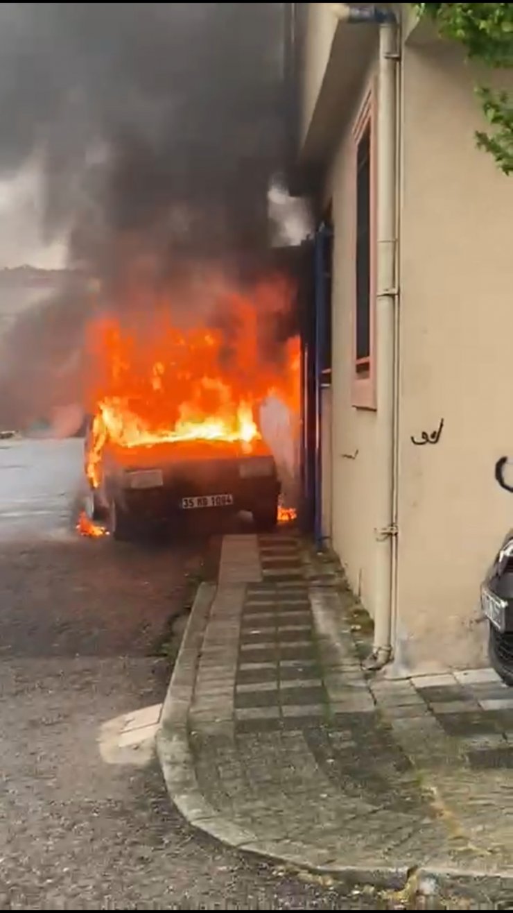 Yanan otomobil gecekonduya çarptı; evdekiler korku dolu anlar yaşadı