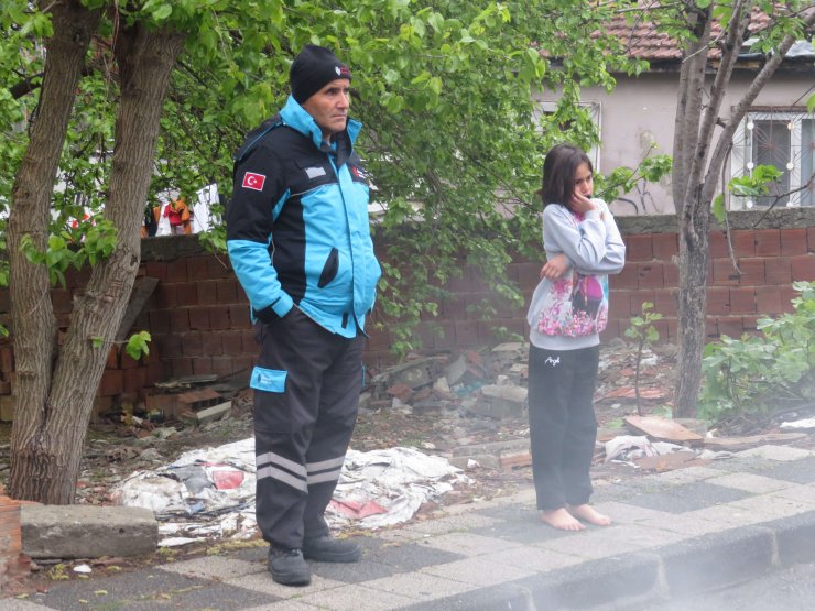 Yanan otomobil gecekonduya çarptı; evdekiler korku dolu anlar yaşadı