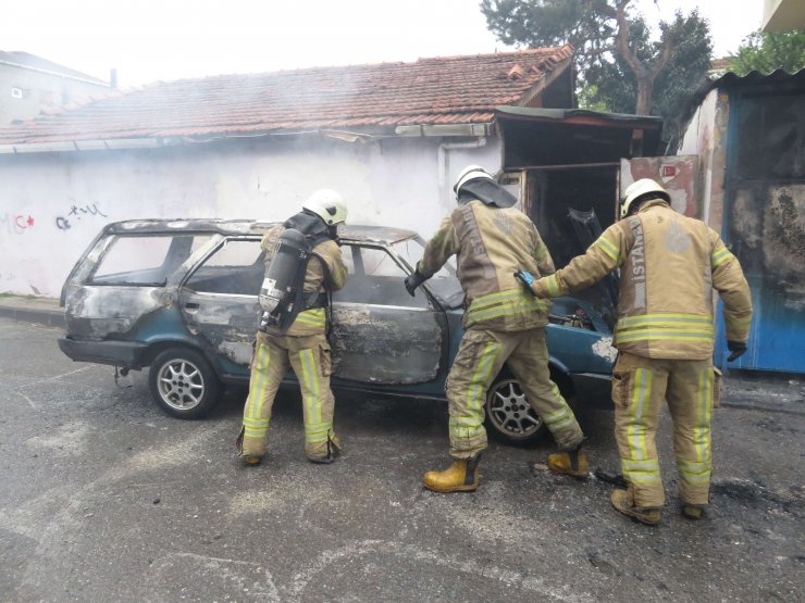 Yanan otomobil gecekonduya çarptı; evdekiler korku dolu anlar yaşadı