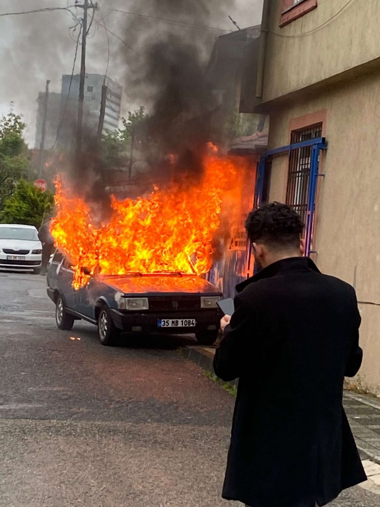 Yanan otomobil gecekonduya çarptı; evdekiler korku dolu anlar yaşadı